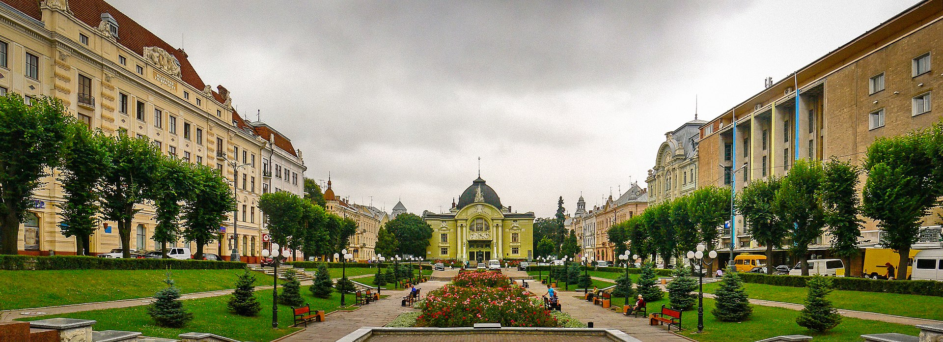 1920px-Архітектурний_ансамбль_Театральної_площі.Jpg